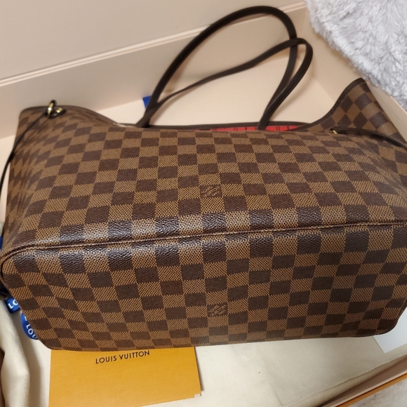 Louis Vuitton Neverfull MM in Cherry Interior - Picture 5 of 16